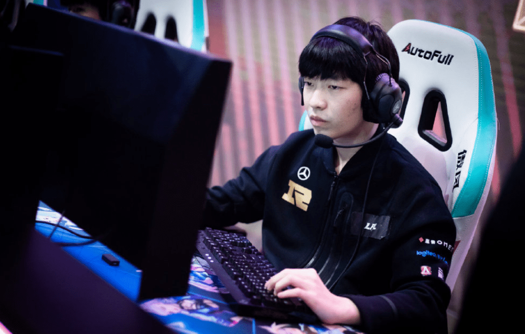 包含T1险胜LGD，Selfmade送出助攻的词条