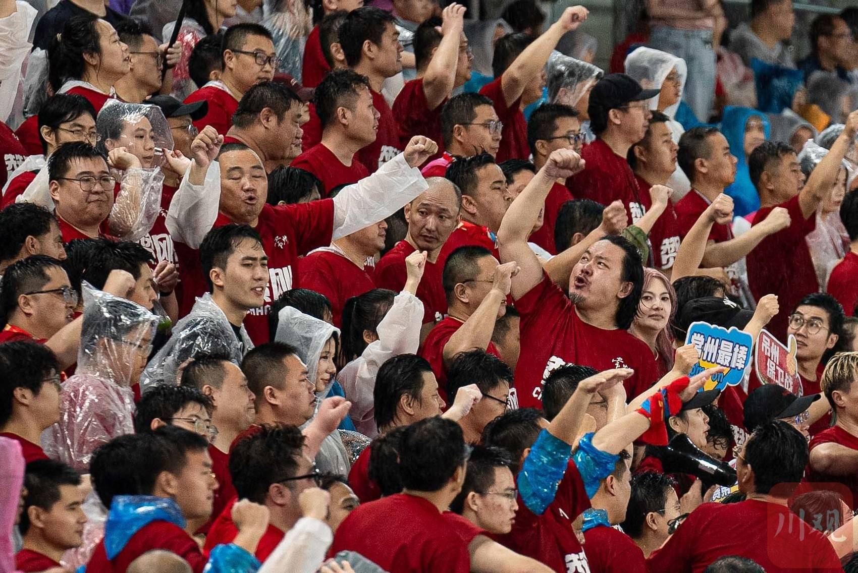 欧国联赛主场球迷装扮秀举行,球员亲临助阵 欧国联赛主场球迷装扮秀举行,球员亲临助阵