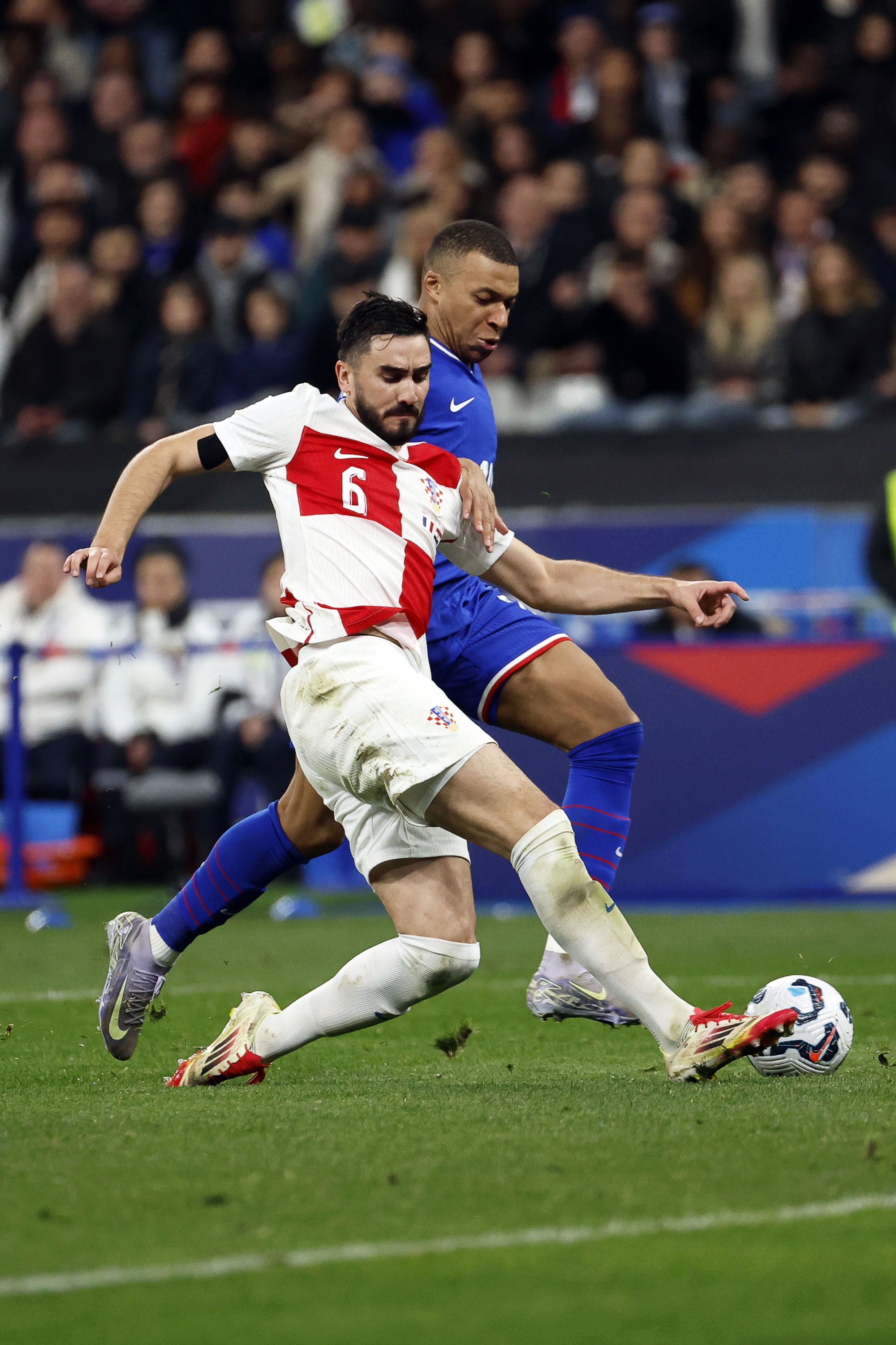 包含欧国联比赛：热门球队表现抢眼，冠军悬念蓄势待发的词条